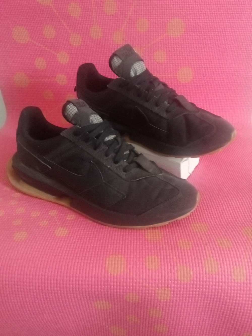 Nike Air Max  Men's Black Sneakers with Gum-Sole Sz 12.      DZ4397-001